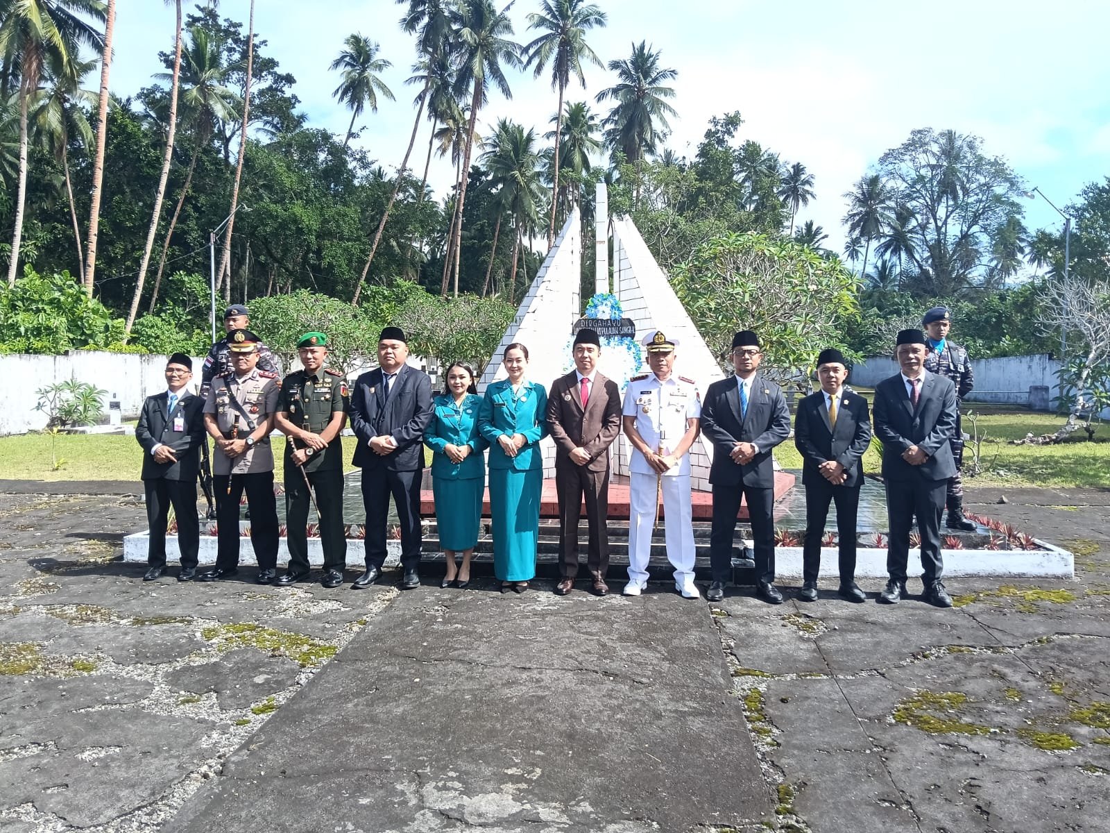 Pemkab Bersama Forkopimda Sangihe Gelar Upacara Ziarah Makam Pahlawan Dalam Rangka Memperingati HUT Ke-601 Sangihe